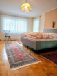 Schlafzimmer Obergeschoss - Geisenfeld! Wohnhaus mit Holzkamin, Freisitz, Nebengebäude, 2 Garagen, Keller und großem Garten!