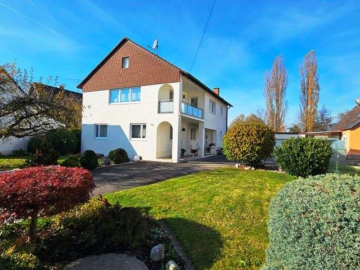 Geisenfeld! Wohnhaus mit Holzkamin, Freisitz, Nebengebäude, 2 Garagen, Keller und großem Garten!, 85290 Geisenfeld, Haus
