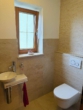 Gäste WC - Schöne großzügige 6-Zimmerwohnung mit großem Garten, Terrasse, Garage, Küche und zwei Kachelöfen!