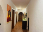 Flur - Schöne großzügige 6-Zimmerwohnung mit großem Garten, Terrasse, Garage, Küche und zwei Kachelöfen!