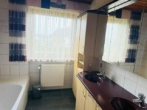 Badezimmer - Schöne großzügige 6-Zimmerwohnung mit großem Garten, Terrasse, Garage, Küche und zwei Kachelöfen!