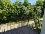 Balkon - Erstbezug! 2-ZKB im 1. OG mit Balkon, Fußbodenhzg., elektr. Rollläden, Videosprechanl. u. Keller!
