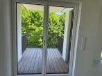 Balkon - Erstbezug! 2-ZKB im 1. OG mit Balkon, Fußbodenhzg., elektr. Rollläden, Videosprechanl. u. Keller!