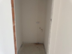 Abstellraum - Erstbezug! 2-ZKB im 1. OG mit Balkon, Fußbodenhzg., elektr. Rollläden, Videosprechanl. u. Keller!