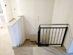 Treppe zum internen Keller - Hohenwart! 4-ZKB Erdgeschoss-Whg. + 46 m² Hobbykeller, Privatgarten, Fußbodenheizung, elektrische Rollläden, Videosprechanlage, Garage u. Stellplatz!