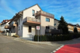 Außenansicht - 4-ZKB mit 101 m² Wohn-/Nutzfläche im Erdgeschoss (Hochparterre) und Souterrain! 2 Bäder! FBH/elektr. Rollläden/Videosprech./Carport + Stellplatz!