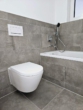 Toilette - Bad Erdgeschoss - 4-ZKB mit 101 m² Wohn-/Nutzfläche im Erdgeschoss (Hochparterre) und Souterrain! 2 Bäder! FBH/elektr. Rollläden/Videosprech./Carport + Stellplatz!