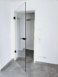 Glastüre zum Wohnbereich - 4-ZKB mit 101 m² Wohn-/Nutzfläche im Erdgeschoss (Hochparterre) und Souterrain! 2 Bäder! FBH/elektr. Rollläden/Videosprech./Carport + Stellplatz!