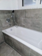 Badewanne - Bad Erdgeschoss - 4-ZKB mit 101 m² Wohn-/Nutzfläche im Erdgeschoss (Hochparterre) und Souterrain! 2 Bäder! FBH/elektr. Rollläden/Videosprech./Carport + Stellplatz!