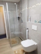 Dusche + Toilette - Bad Keller - Pörnbach! 4-ZKB EG-Whg.+40 m² interner Keller, Einbaukü., Garten, elektr. Rollläd., FBH, 2 x Garage!