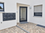 Hauseingang - Pörnbach! 4-ZKB EG-Whg.+40 m² interner Keller, Einbaukü., Garten, elektr. Rollläd., FBH, 2 x Garage!