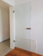 Glastüre zum Wohnbereich - Pörnbach! 4-ZKB EG-Whg.+40 m² interner Keller, Einbaukü., Garten, elektr. Rollläd., FBH, 2 x Garage!