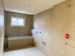 Badezimmer - Erstbezug! Neubau 5-ZKB Obergeschoss-Whg. mit 2 Balkonen, FBH, elektr. Rollläden und 2 TG-Plätze!