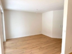 Wohnbereich - PAF! Neubau! 2-ZKB EG-Whg. mit 11,06 m² Süd-/West-Terrasse, Garten, FBH, elekt. Rollläden., STP!