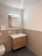 Badezimmer - PAF! Neubau! 2-ZKB EG-Whg. mit 11,06 m² Süd-/West-Terrasse, Garten, FBH, elekt. Rollläden., STP!