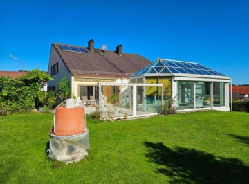 Wolnzach! Wohnhaus mit zwei Wohneinheiten und großem Grundstück! Kachelofen/Wintergarten/Pool/Sauna!, 85283 Wolnzach, Einfamilienhaus