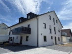 Hausansicht - Erstbezug! 3,5-Zimmer DG-Whg. in Hohenwart mit FBH, elektr. Rollläden, Garage und Außenstpl.