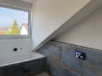 Badezimmer - Erstbezug! 3,5-Zimmer DG-Whg. in Hohenwart mit FBH, elektr. Rollläden, Garage und Außenstpl.