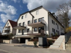 Hausansicht - 3-ZKB Obergeschoss-Whg. mit ca. 9,90 m² Süd-Balkon, elektr. Rollläd., FBH., Videosprecha. u. TG-STP!